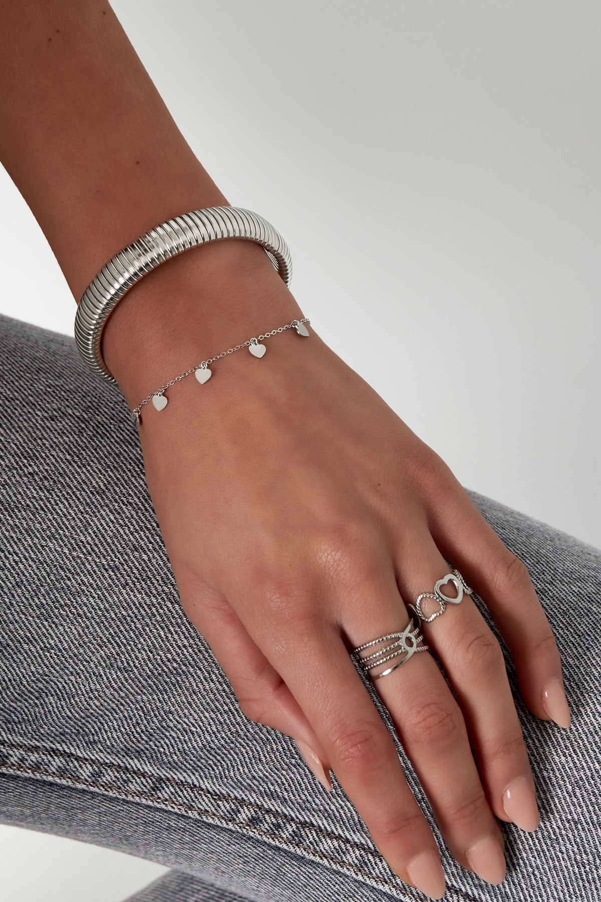 Simpele armband met hartjesvormige hangers -