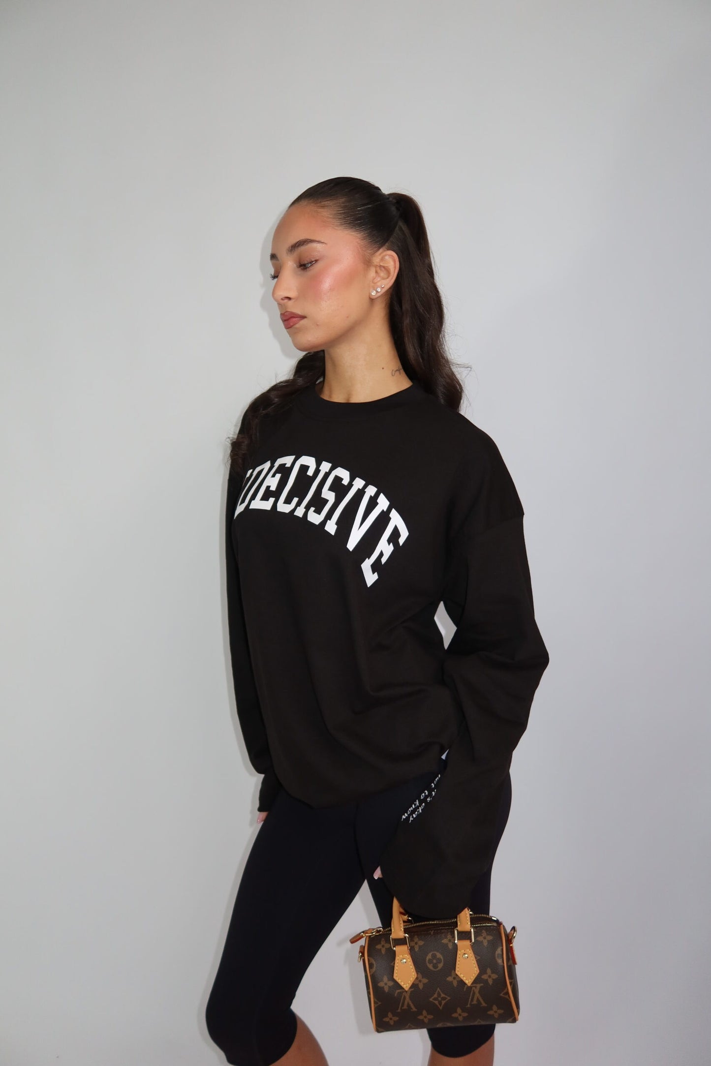 LONGSLEEVE ‘INDECISIVE” – Zwart