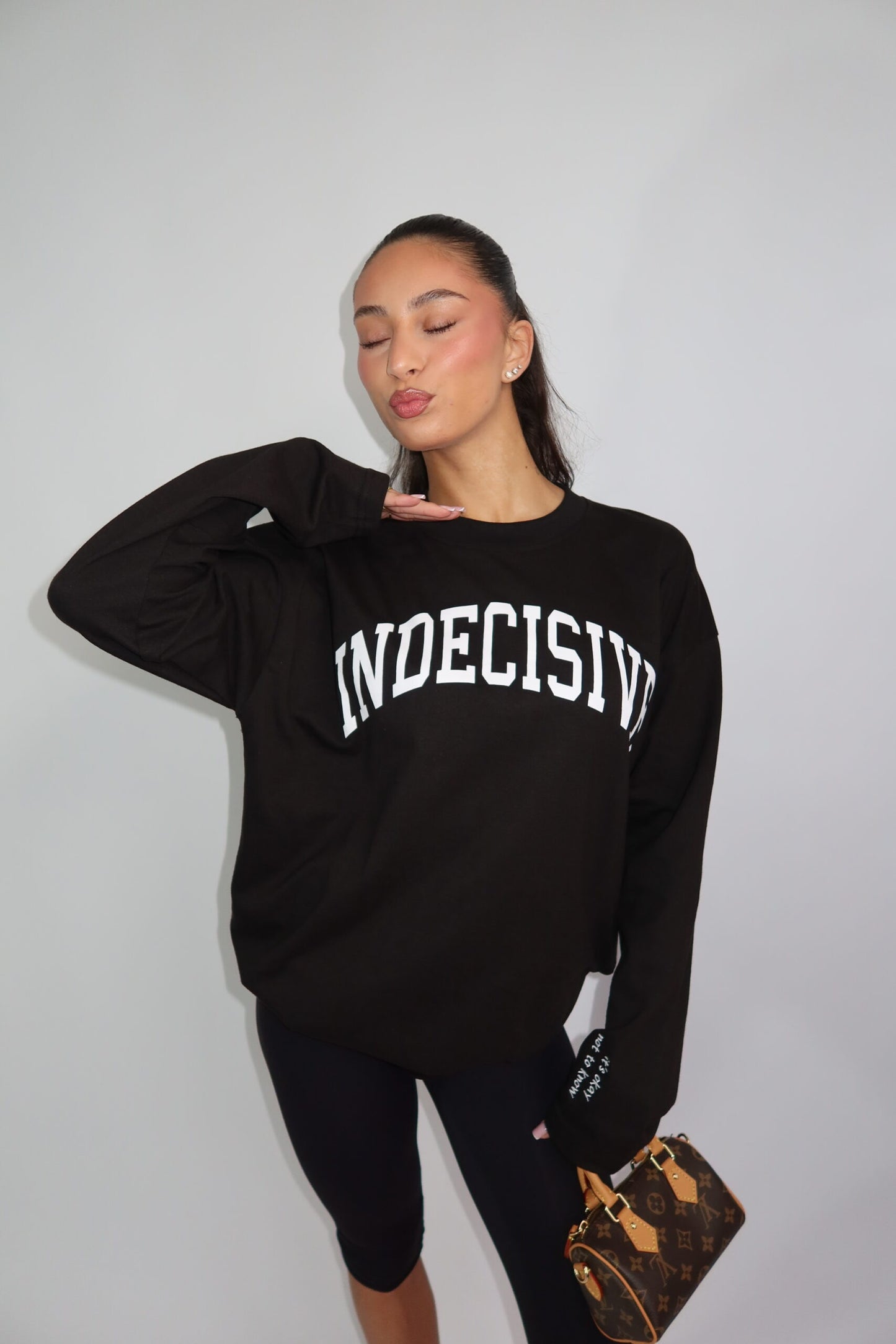 LONGSLEEVE ‘INDECISIVE” – Zwart