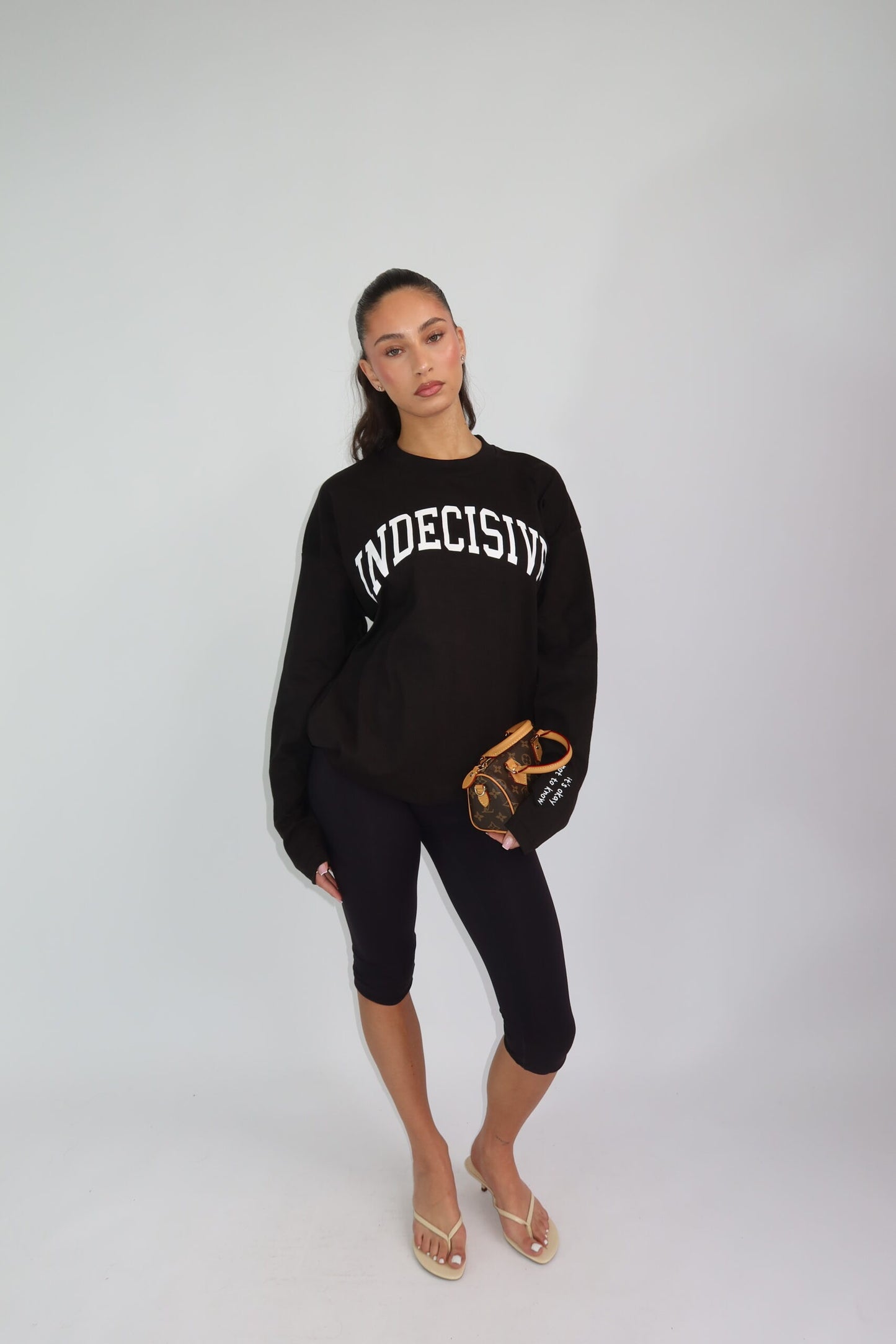 LONGSLEEVE ‘INDECISIVE” – Zwart