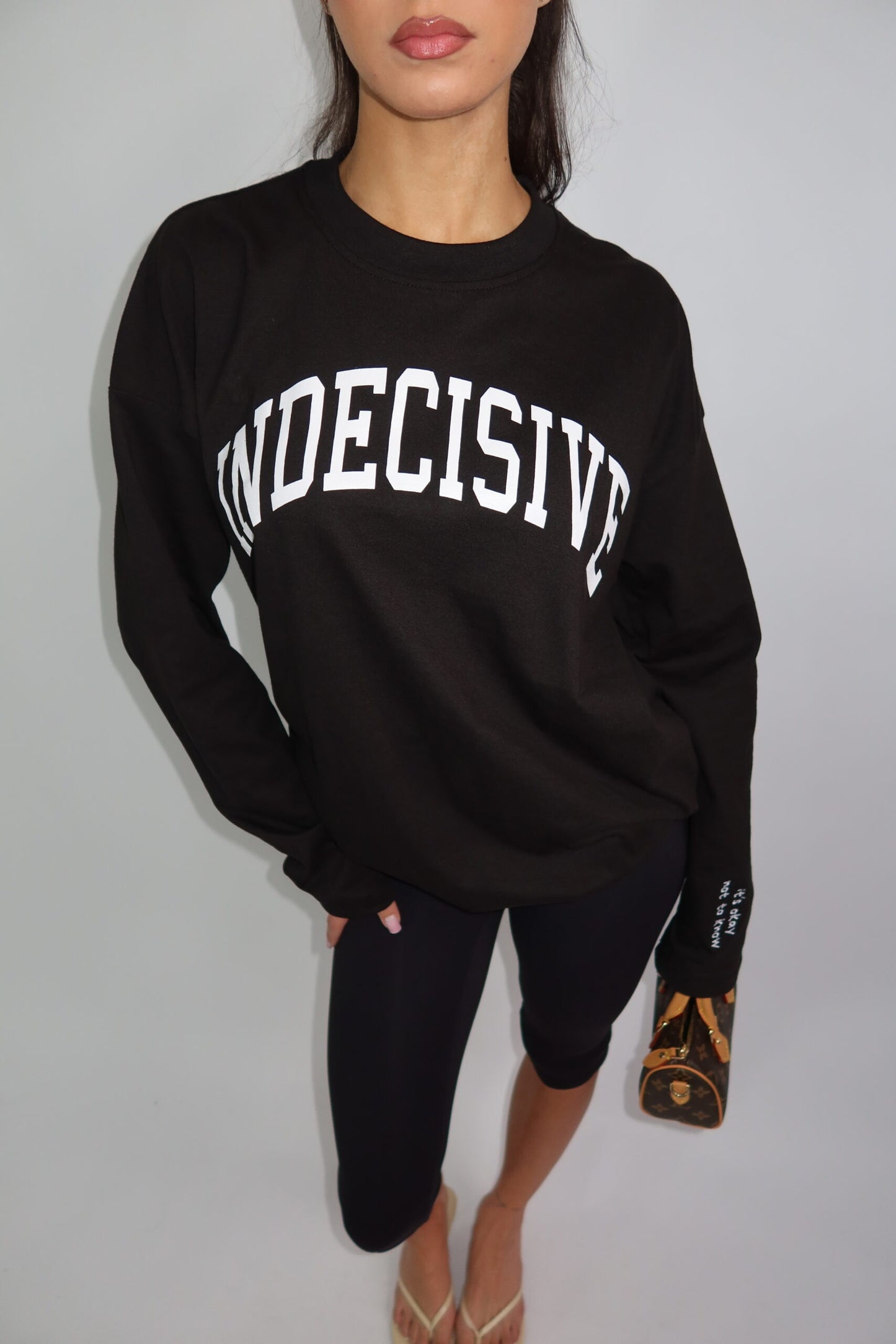 LONGSLEEVE ‘INDECISIVE” – Zwart
