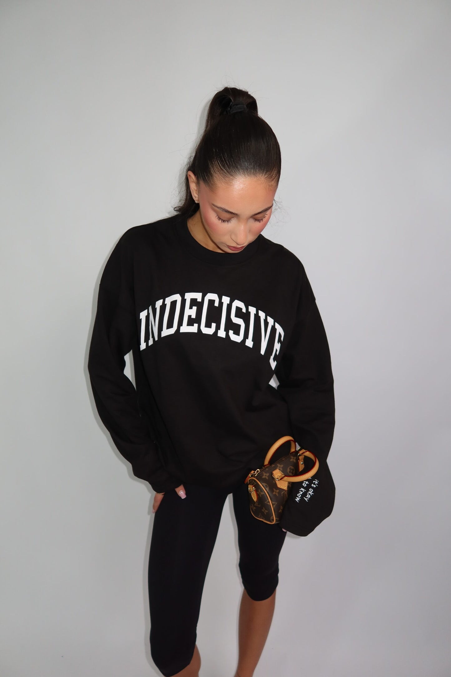 LONGSLEEVE ‘INDECISIVE” – Zwart