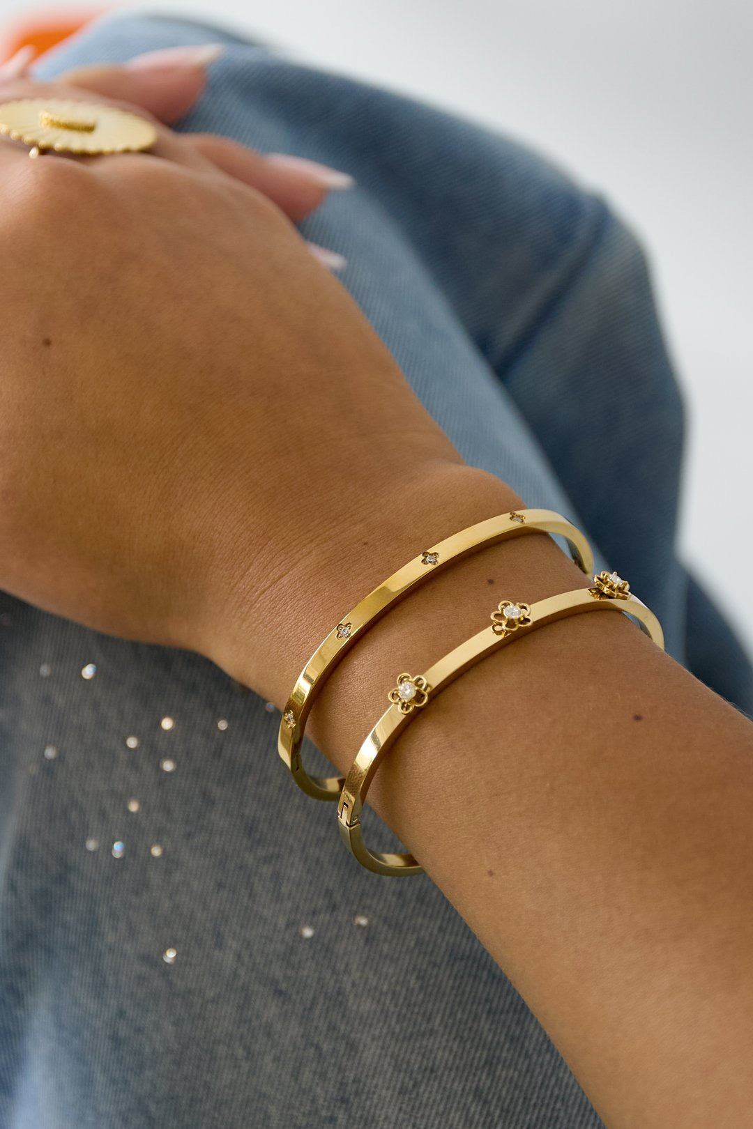 Bangle met bloemendetail