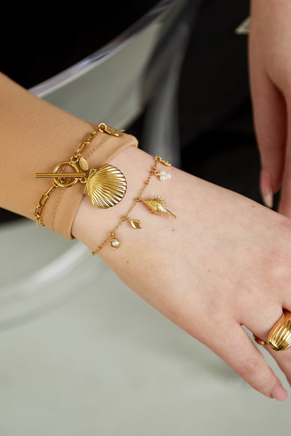 Armband met schelp en bedel -goud