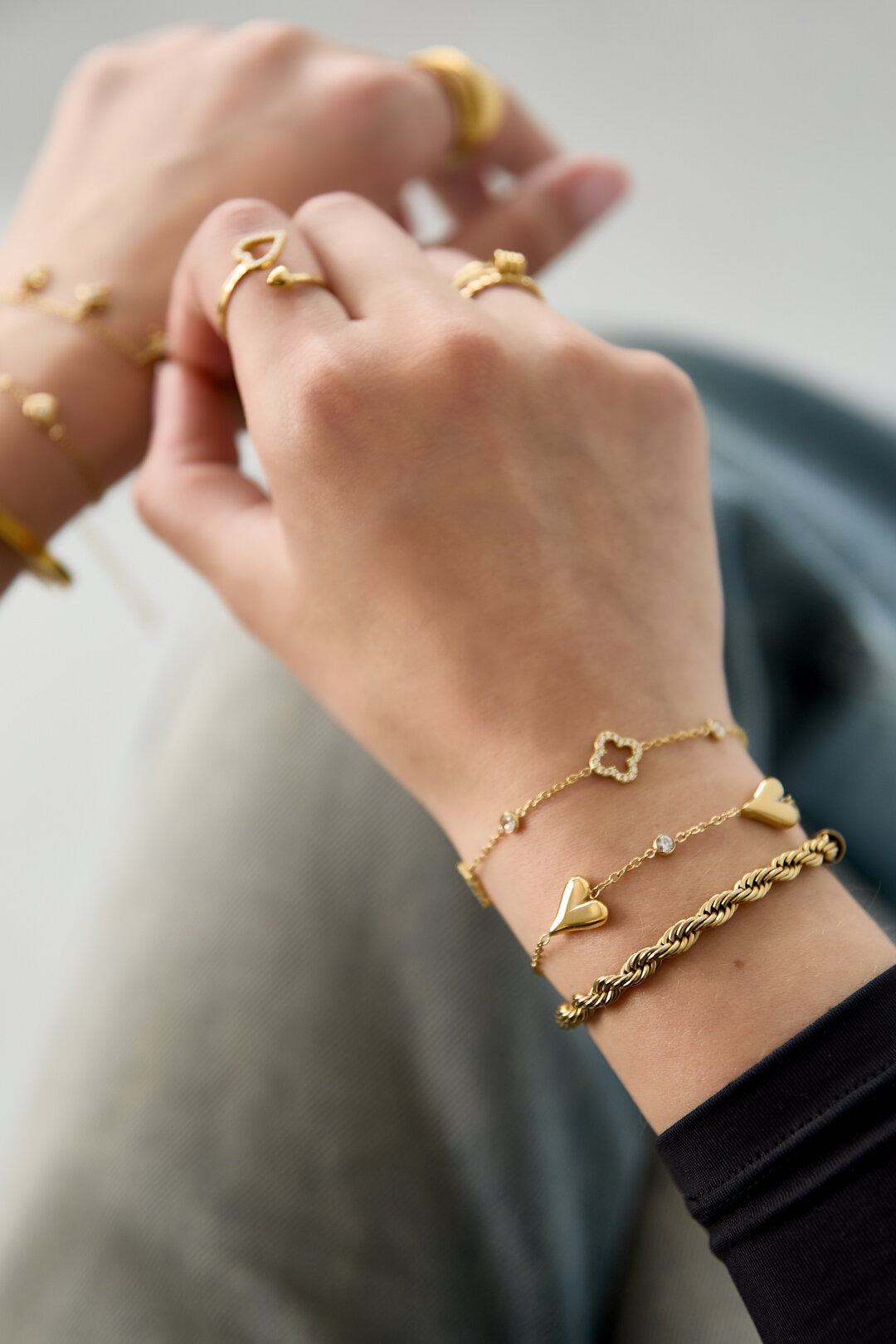 Armband met drie massieve harten en steentjes -goud