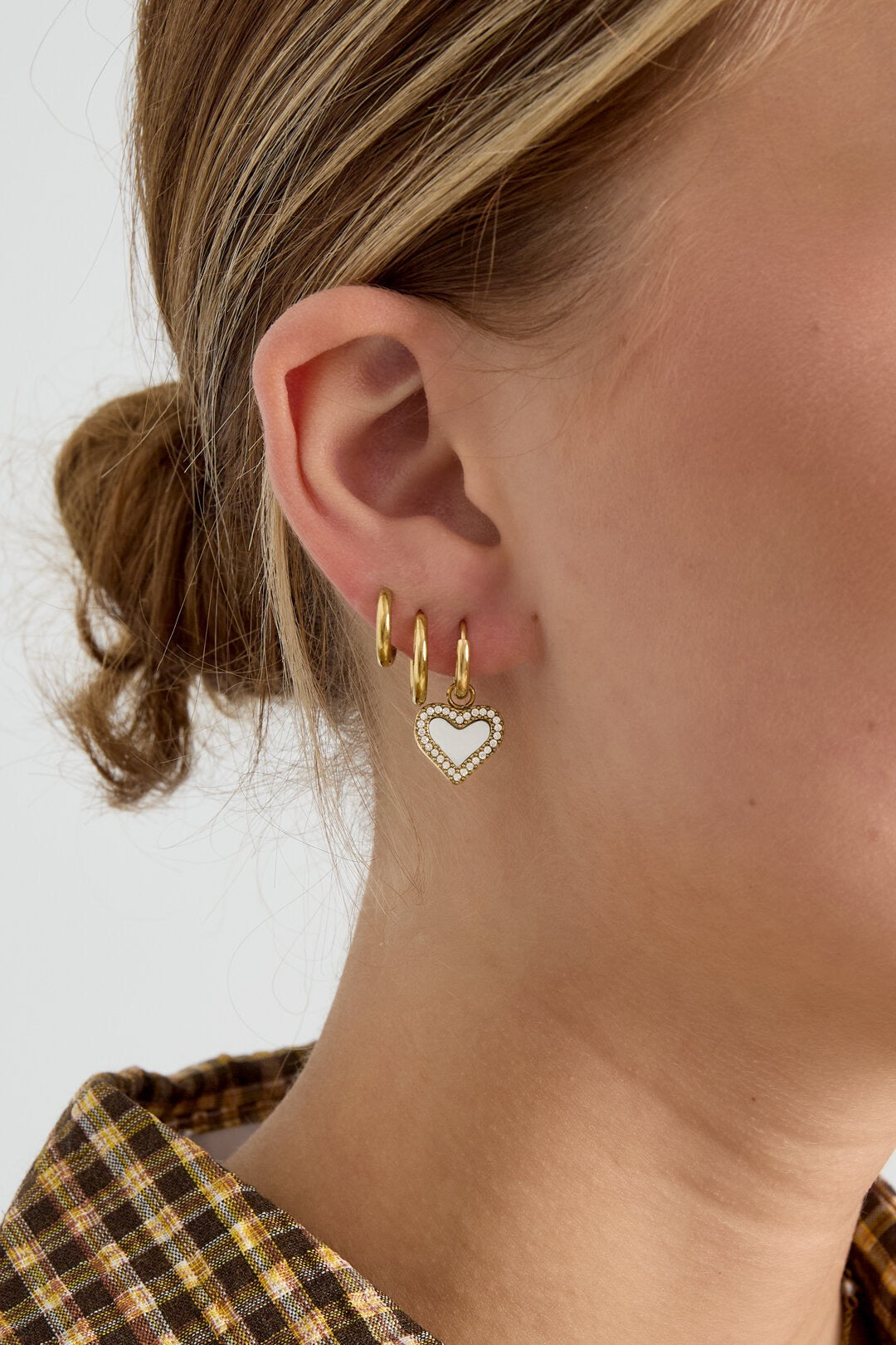 Oorringetjes met hangende harten strass en parelmoer -goud