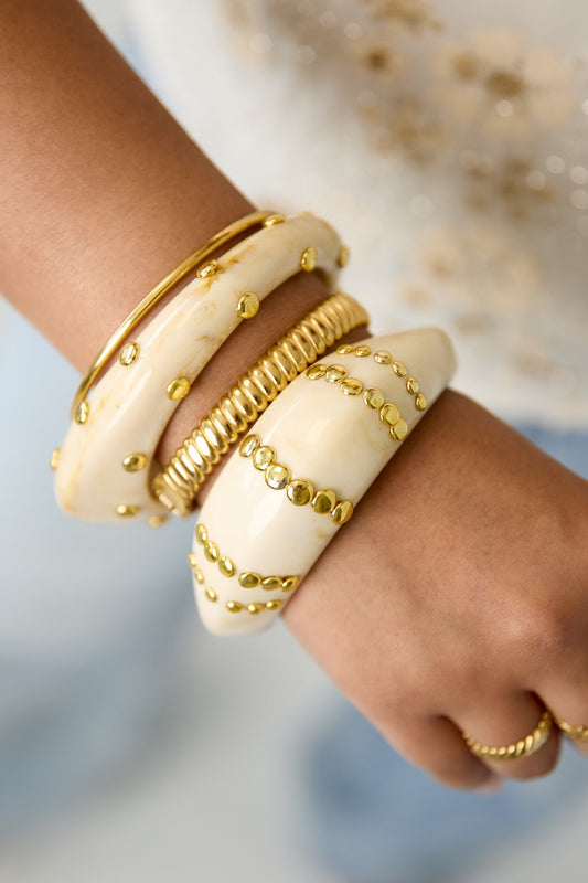 Hars bangle met studs in strepenpatroon