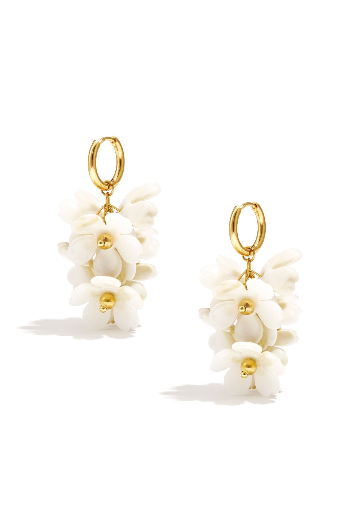 Oorbellen met acryl bloemen -wit