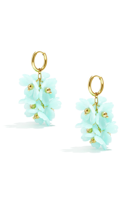 Oorbellen met acryl bloemen -babyblauw