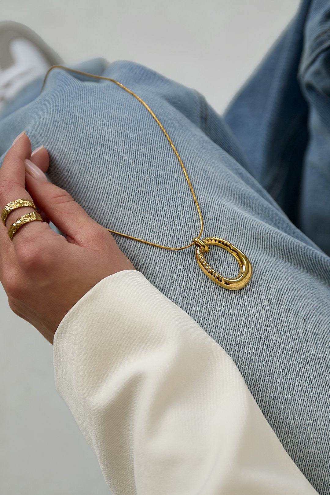 Lange ketting met ovale gestreepte hanger