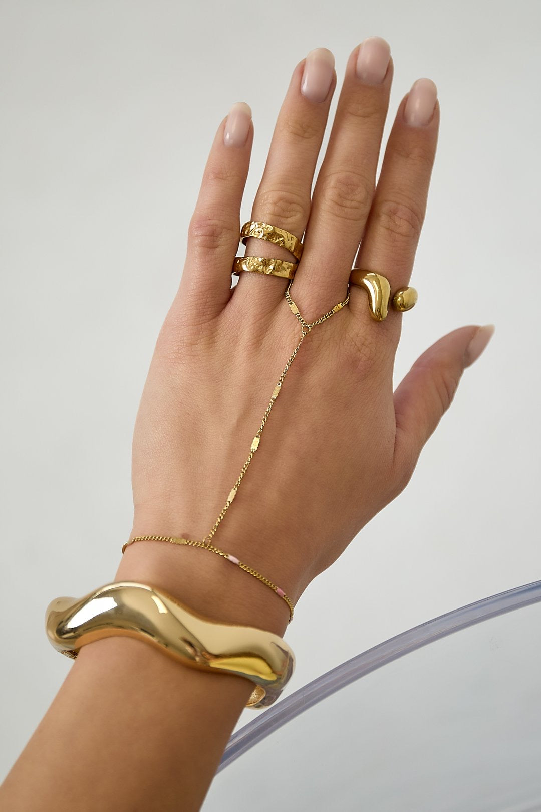 Hand chain met streepjespatroon -goud